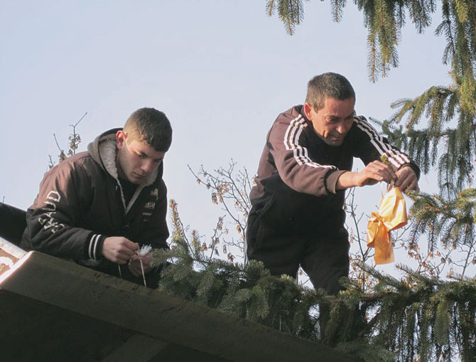 Украсяване на коледната елхата в Бърдарски геран 2011 Украсяване на коледната елхата в Бърдарски геран 2011